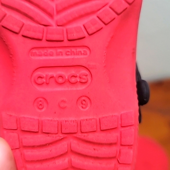 KIDS CROCS MICKEY PAINT SPLATTER  CLOG IN RED SIZE 8/9 - Picture 6 of 7